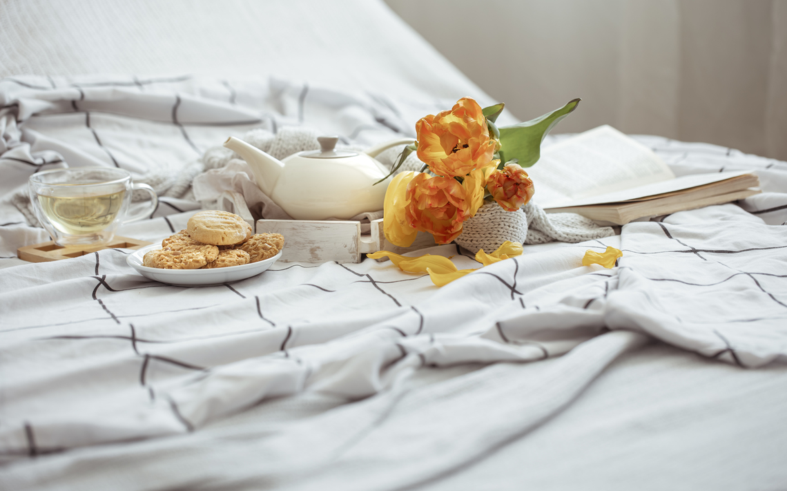 composition-with-cup-tea-teapot-bouquet-tulips-cookies-bed.jpg 